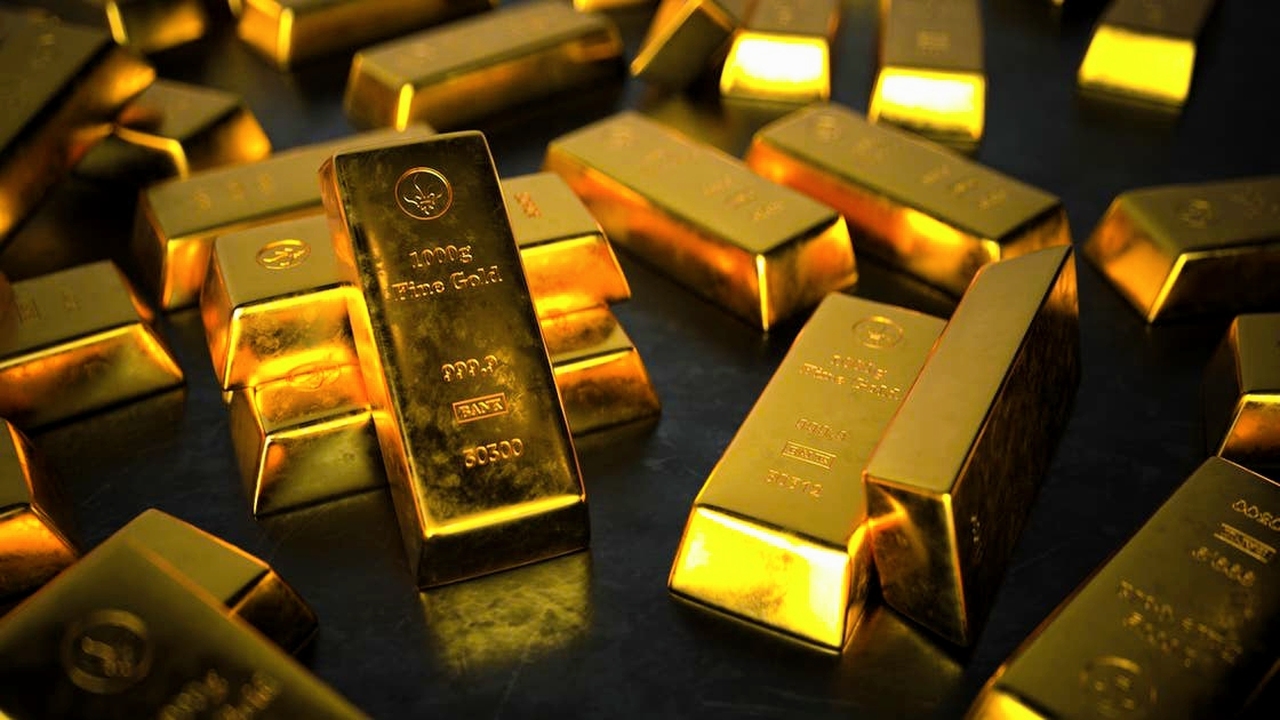 تراجع أسعار الذهب للأسبوع الثالث على التوالي بضغط من قوة الدولار الأمريكي